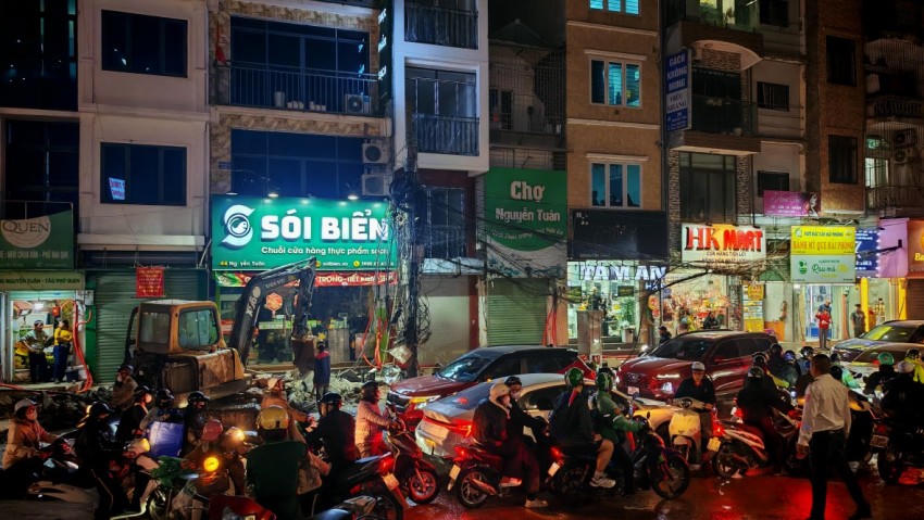 "Tắc đường" khung cảnh quen thuộc cho người dân khu vực này.