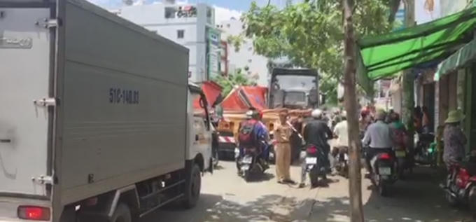 Lực lượng chức năng có mặt điều tiết giao thông.