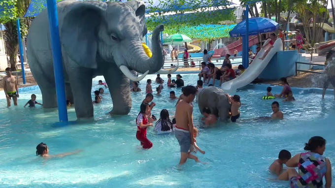 Nắng nóng trên 40 độ C khiến bể bơi tại Công viên nước Hồ Tây ngày càng đông kín.