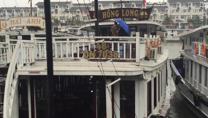 Tàu du lịch Hồng Long bị đình chỉ, tạm dừng hoạt động sau khi xuất hiện thông tin "chặt chém" du khách.
