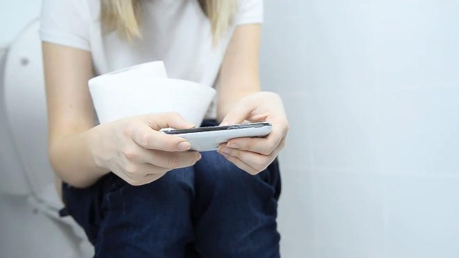 Nghiên cứu cho thấy có 75% số người sử dụng điện thoại trong nhà vệ sinh. Ảnh: BZ