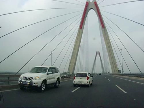 1 trong 5 chiếc xe đi ngược chiều trên cầu Nhật Tân thuộc Bộ Y tế - Ảnh cắt từ clip