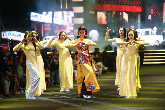 Ca sĩ Đông Nhi biểu diễn ca khúc "Cô Ba Sài Gòn" kết hợp cùng dàn dancer mang đến chương trình không khí vô cùng sôi động.