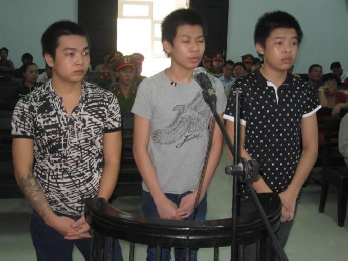 Bị cáo Anh, Duy, Khôi trước vành móng ngựa.