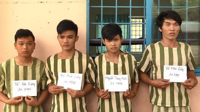 Dũng cùng ba người bạn bị Công an thị xã Tân Uyên bắt giữ.