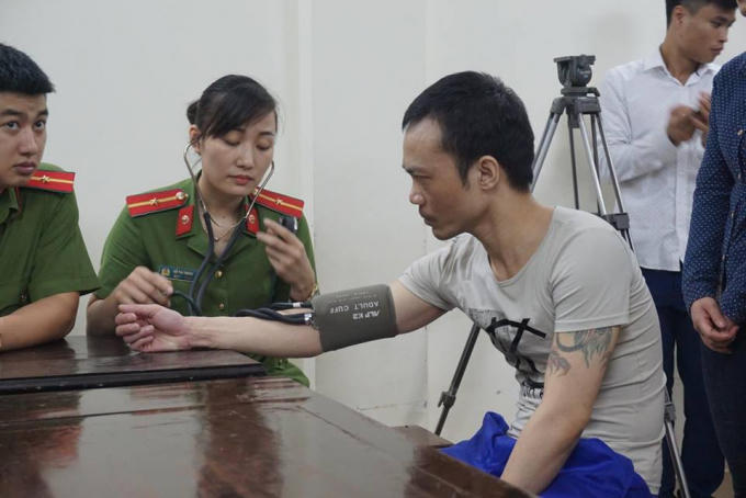 Sáng nay các đối tượng được đưa đến TAND TP Hà Nội để xét xử. Các bị cáo kiểm tra sức khỏe trước khi vào xét xử.