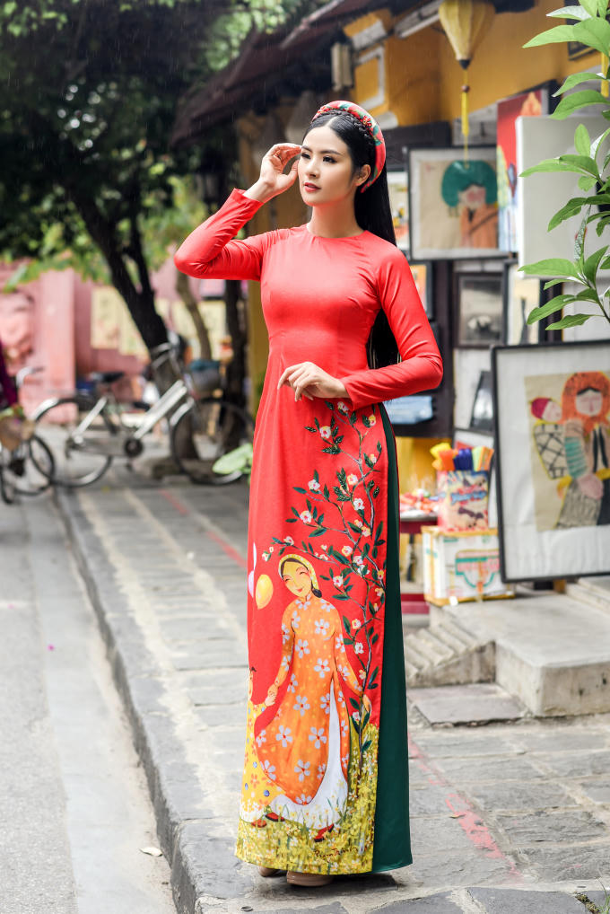 Ngọc H&acirc;n thoả l&ograve;ng khi diễn &aacute;o d&agrave;i trong 'Duy&ecirc;n d&aacute;ng Việt Nam'