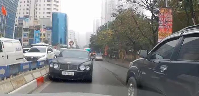 Lãnh đạo Phòng CSGT Công an TP Hà Nội cho hay, ngay sau khi nhận được thông tin phản ánh, Đội CSGT số 7 đã tiến hành làm việc với tài xế điều khiển xe ô tô Bentley mang BKS 30A-280.96.
