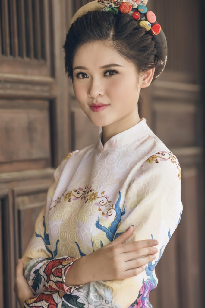 Thuỳ Dung khoe nét đẹp giản dị với áo dài truyền thống