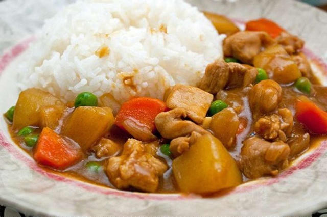 Kare raisu, cơm cà ri Nhật Bản.