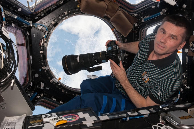 Kỹ sư Malenchenko thuộc ISS chuẩn bị chụp ảnh Trái Đất bằng ống kính 400mm. (Ảnh: NASA)