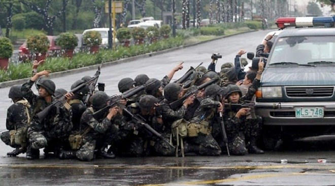 Quân chính phủ chiến đấu trên đường phố Marawi.