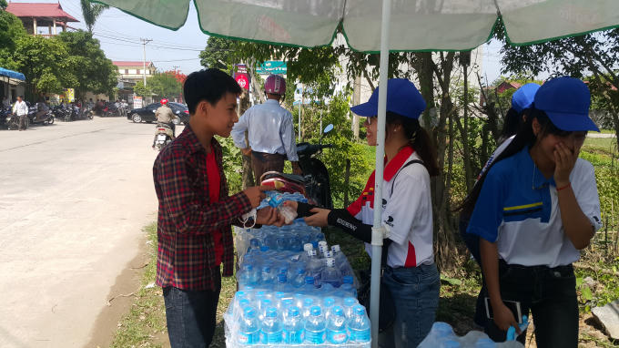 Điểm phục vụ nước uống miễn phí cho thí sinh và phụ huynh của một doanh nghiệp trên địa bàn huyện Yên Mô.