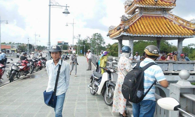 Nhiều người dân tập trung trên cầu theo dõi vụ việc.