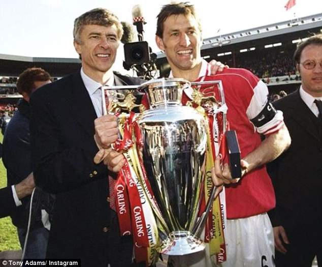 Thế giới bóng đá kinh ngạc và cảm ơn những đóng góp của HLV Wenger trong suốt 22 năm ở Arsenal.