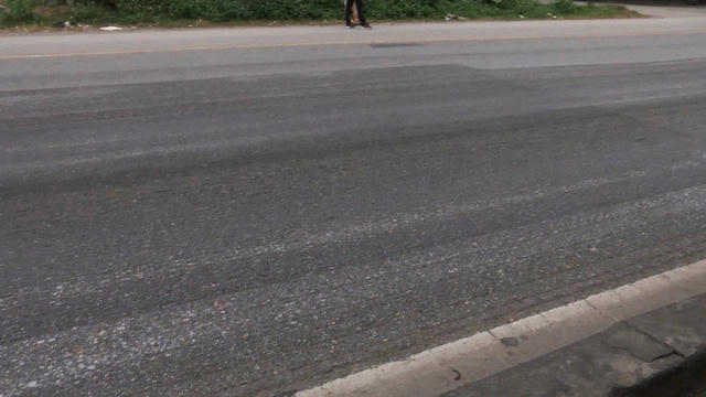 C&aacute;c r&atilde;nh c&agrave;o tr&ecirc;n bề mặt đường quốc lộ 5 tiềm ẩn nguy cơ g&acirc;y tai nạn cho c&aacute;c phương tiện th&ocirc; sơ v&agrave; xe gắn m&aacute;y.