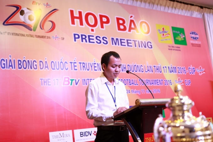 Đại diện nhãn hàng Number 1 phát biểu trong cuộc họp báo.