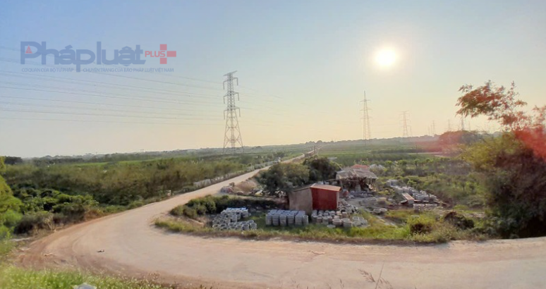 Nhìn từ trên đê hữu Hồng (phía Văn Giang, Hưng Yên), cầu Mễ Sở chạy qua sẽ bán sát đường dây tải điện 500kV.