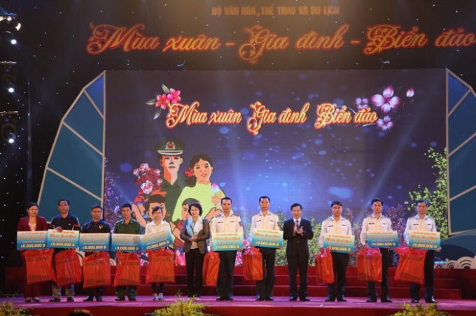 Chủ tịch Quốc hội Nguyễn Thị Kim Ngân, Bộ trưởng Bộ trưởng Bộ Văn hóa, Thể thao và Du lịch Nguyễn Ngọc Thiện đã trao tặng quà cho các cán bộ, chiến sỹ thuộc Bộ Tư lệnh Bộ đội Biên phòng, Bộ tư lệnh Hải quân, Bộ Tư lệnh Cảnh sát biển có hoàn cảnh khó khăn nhưng đã hoàn thành xuất sắc nhiệm vụ được giao. Ảnh: Mạnh Hà