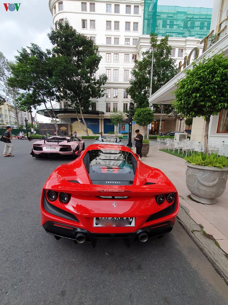 can canh ferrari f8 tributo dau tien tren pho sai gon hinh 13