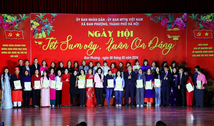 Bà Phùng Thị Hồng Hà cùng các lãnh đạo xã Đan Phượng chụp ảnh lưu niệm với các đội đạt giải trong cuộc thi gói bánh chưng xanh và trang trí mâm ngũ quả.