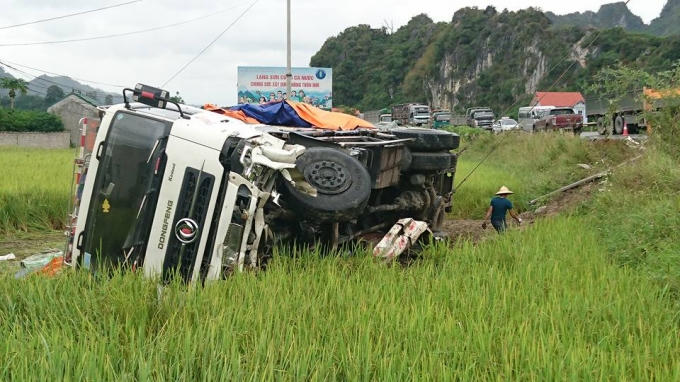 Chiếc xe tải chở sắn lao xuống ruộng lúa của người dân.