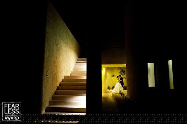 Rất nhiều nhiếp ảnh gia đã thử sức với ánh sáng trong các bức ảnh cưới. Trong bức ảnh của Chrítina Craft chụp năm 2010, một cặp đôi đứng trong ánh sáng của đuốc, tại căn phòng tân hôn của họ.