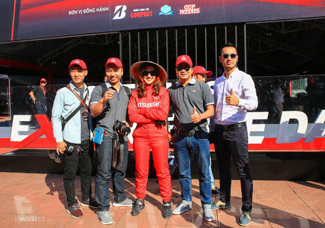 Nếu gặp Leona Chin ngoài phố với vẻ ngoài nữ tính, khó ai đoán được cô là một tay đua nữ "siêu ngầu" sau vô lăng.