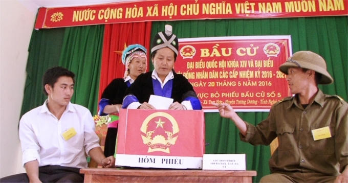 Nghệ An: H&agrave;ng ngh&igrave;n cử tri v&ugrave;ng bi&ecirc;n