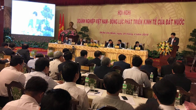 Lãnh đạo các bộ, ngành trả lời ý kiến các DN, Ảnh: Công Quang.