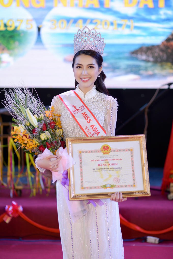 Hoa hậu Tường Linh được chào đón tại quê nhà, nhận bằng khen UBND Tỉnh Phú Yên