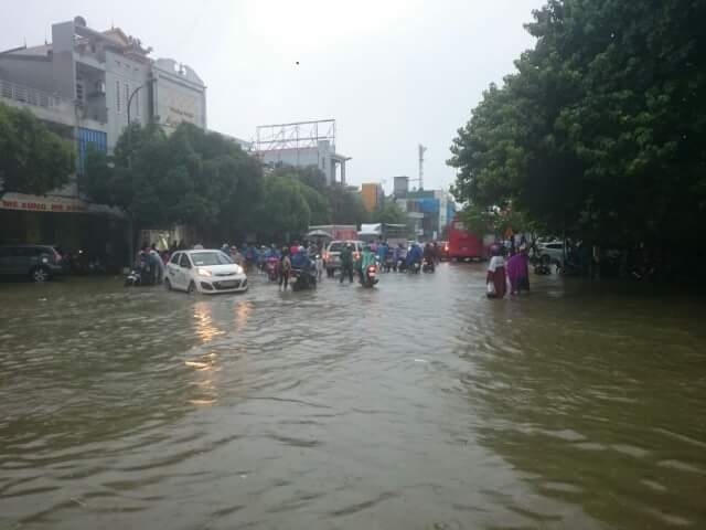 Nhiều tuyến đường không thể lưu thông các phương tiện phải quay lại đi hướng khác.