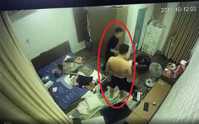 Thọ và Sơn (áo đen) hành hung nữ chủ tiệm spa và nam thanh niên. Ảnh: Cắt từ camera.