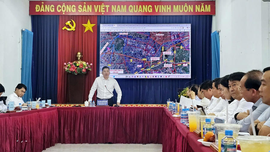 Phó Chủ tịch UBND TP HCM Hoàng Nguyên Dinh chủ trì cuộc họp liên quan công tác giải phóng mặt bằng.