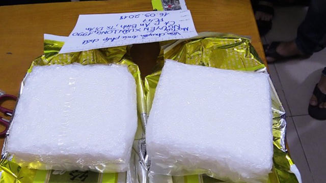 Ma túy đá được giấu trong hộp trà. (Ảnh: báo Dân trí)