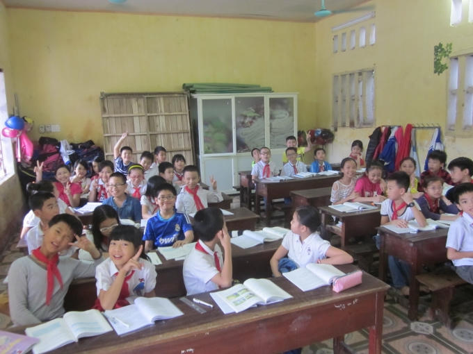 Bàn ghế, đồ dùng phục vụ cho học tập đều cũ kỹ. Ảnh: Nguyệt Chi