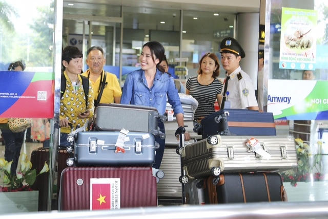 Nam Em tự h&agrave;o vẫy &ldquo;cờ đỏ sao v&agrave;ng&rdquo;, c&ugrave;ng fan h&ocirc; to &ldquo;Việt Nam, Việt Nam&rdquo; tại s&acirc;n bay
