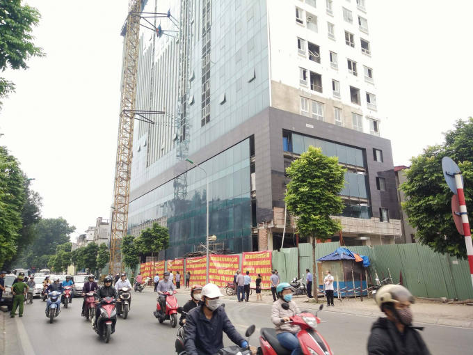 Hàng năm nay, công trình bị cưỡng chế phá dỡ vẫn nằm đắp chiếu trong khi người dân phải đi thuê nhà để ở.  Ảnh: Mai Thu