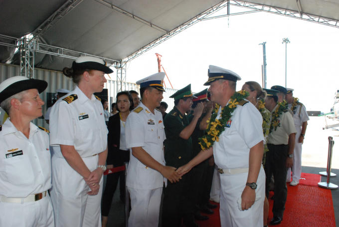 Chỉ huy tàu USNS Fall River được chào đón tại Cảng Tiên Sa.