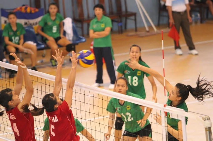 Đội VTV Bình Điền Long An(xanh) đã xuất hiện những gương mặt mới triển vọng. Ảnh: Valleyball.