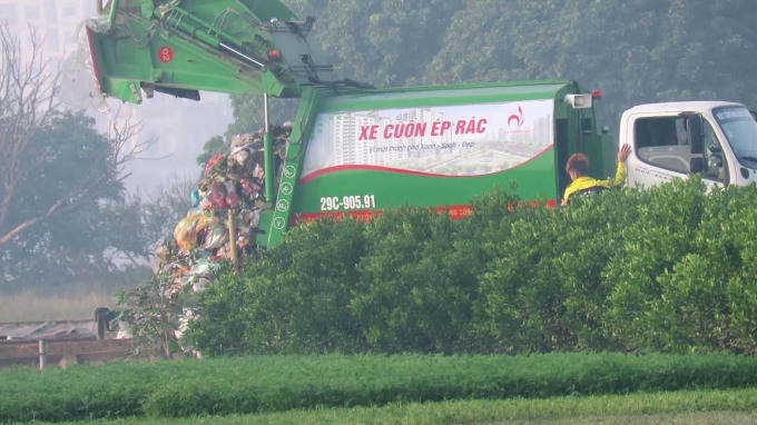 Xe đang xả rác trong phạm vi nhánh sông cạn. (Ảnh: Báo Công lý)