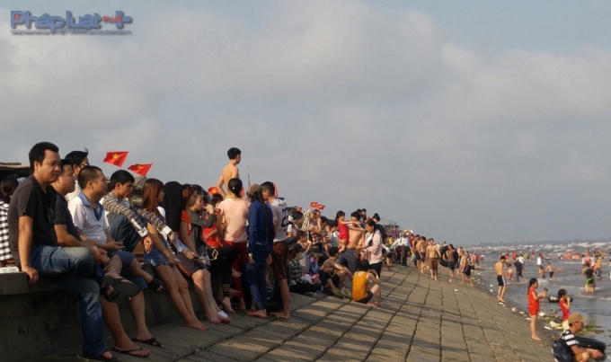 Những du khách đến chơi, thay vì xuống tắm.