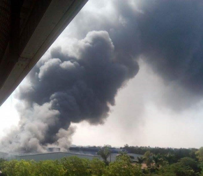 Khói lớn bốc ra từ khu công nghiệp Ngọc Hồi.