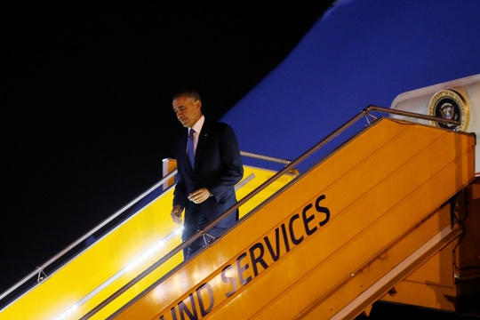 Tổng thống Mỹ Barack Obama tươi cười bước xuống cầu thang của chuyên cơ. (Ảnh: Reuters)