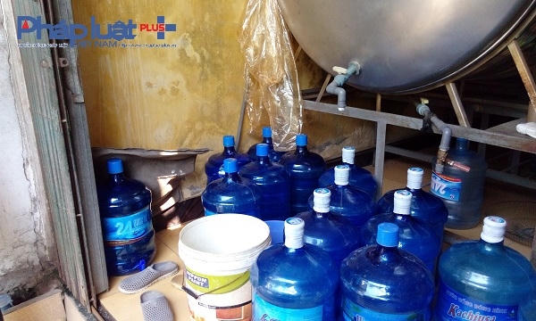 Quy trình đóng bình và gắn mác bảo hành được tiến hành một cách hết sức thô sơ.