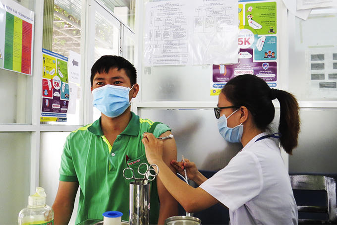 Cán bộ y tế tại Trung tâm Kiểm soát bệnh tật tỉnh tiêm vắc xin cho các đối tượng. Ảnh: C.Đan