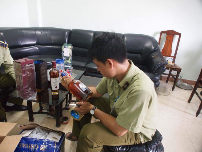 Gần 300 chai rượu ngoại không rõ nguồn gốc, xuất xứ.