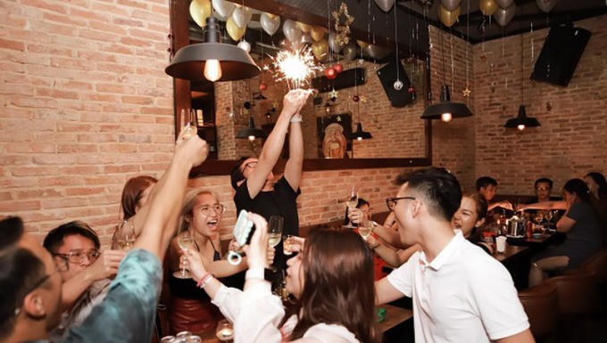 Nhiều quán bar tung khuyến mãi nhằm hút khách trở lại.