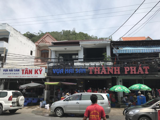 Hoạt động kinh doanh và chế biến hải sản ngay trên vỉa hè của Vựa hải sản Thuận Phát.