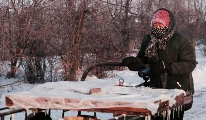 Cảnh tượng thường thấy của người dân Huzhong, khi họ phải mặc quần áo ấm dày và che kín mặt, chỉ để hở ra đôi mắt để nhìn đường. (Ảnh: SCMP)